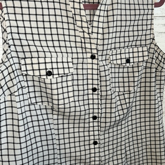 NOTATIONS Button Sleeveless Blouse | SIZE M - Picture 3 of 5